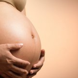 физиологические изменения гормонального фона, включая беременность, состояния климакса или полового созревания